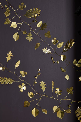 Golden leaves in die-cut metal shimmer in this stunnig holiday garland.