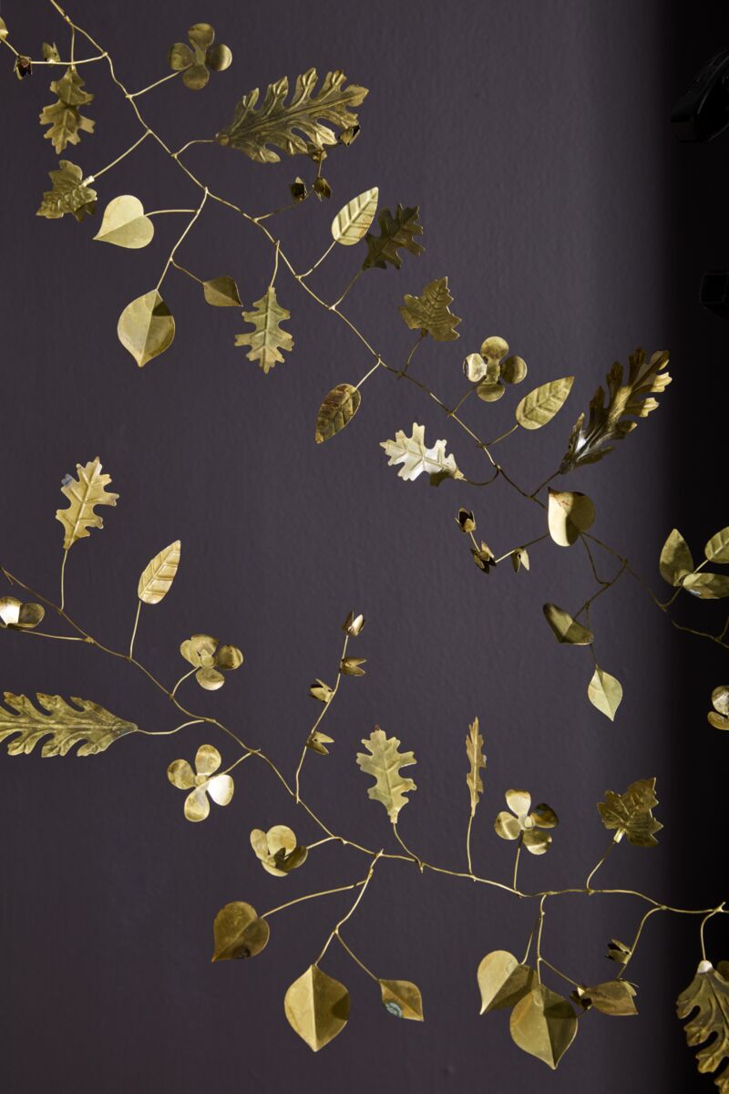 Golden leaves in die-cut metal shimmer in this stunnig holiday garland.