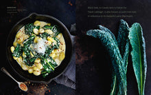 Load image into Gallery viewer, A cast-iron skillet filled with gnocchi, spinach, and a white sauce, styled on a dark rustic background next to fresh green kale leaves and a spoonful of seasoning. Italian text is printed on the right side of the image.
